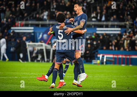 Paris, Frankreich. Okt. 2021. MARQUINHOS von PSG feiert sein Ziel mit Angel DI MARIA von PSG im Ligue 1-Spiel zwischen Paris Saint-Germain (PSG) und Lille OSC (LOSC) im Stadion Parc des Princes. (Bild: © Matthieu Mirville/ZUMA Press Wire) Stockfoto