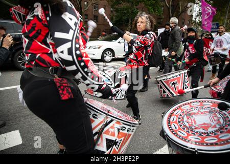 New York, USA. Okt. 2021. Während der Demonstration spielen Demonstranten Trommeln.Umweltaktivisten marschierten am neunten Jahrestag des Hurrikans Sandy von der Brooklyn Bridge zur Federal Reserve und dann zum Hauptquartier der Citibank, um die Veräußerung fossiler Brennstoffe zu fordern. Nach der Disco-Bedienz in der Citibank hielten sie einen kurzen Einfall ab. Kredit: SOPA Images Limited/Alamy Live Nachrichten Stockfoto