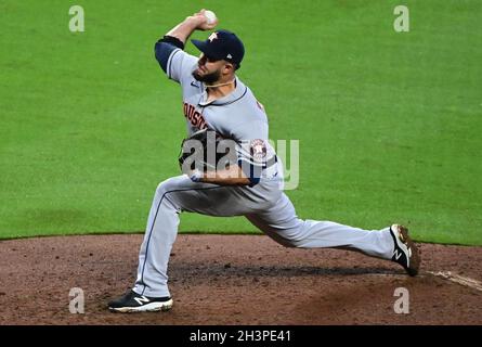 Atlanta, USA. Okt. 2021. Houston Astros Entlastungskrug Yimi Garcia wirft am Freitag, den 29. Oktober 2021, im 5. Inning von Spiel drei gegen die Atlanta Braves in der MLB World Series im Truist Park in Atlanta, Georgia. Foto von David Tulis/UPI Credit: UPI/Alamy Live News Stockfoto