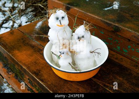 Frühlingsgeschichte der Schneemann-Familie Stockfoto