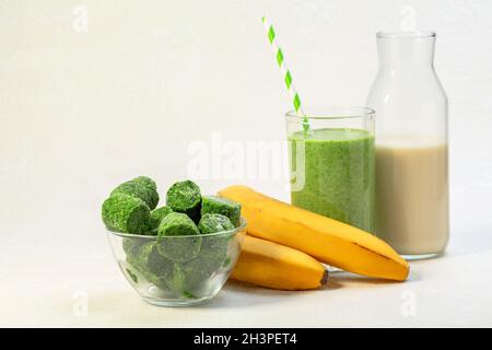 Spinat- und Bananenmoothie mit Hafermilch. Stockfoto