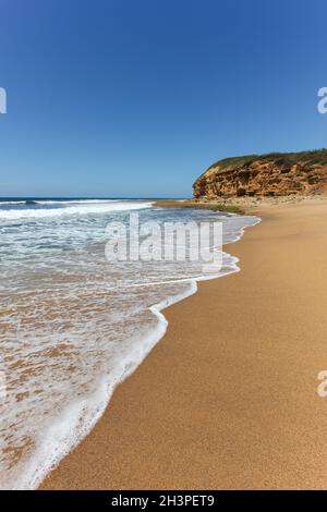 Bells Beach in der Nähe von Torquay in Victoria ist einer der berühmtesten Strände Australiens. Der Strand ist die Heimat eines der am längsten laufenden Surfwettbewerbe a Stockfoto