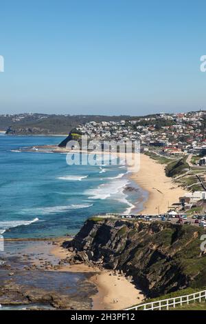 Merewether and Bar Beach - Newcastle Australia. Die zweitälteste Stadt Australiens beherbergt viele wunderschöne Strände wie Bar Beach und Merewether Stockfoto