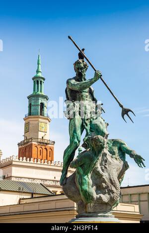 Posen, Polen - 09. August 2021. Neptunbrunnen mit der Taube auf dem Kopf Stockfoto