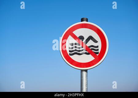 Am Ende der Badesaison in Deutschland aufgestellte Schilder, auf denen das Baden verboten ist Stockfoto