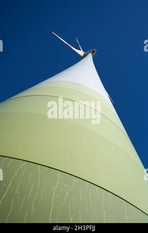 Ansicht einer Windenergieanlage im Norden des Stadt Magdeburg von unten gesehen Stockfoto