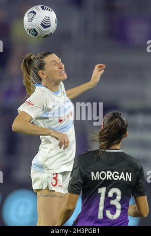 Orlando, USA. Okt. 2021. 29. Oktober 2021: Der Chicagoer Red Stars-Verteidiger ARIN WRIGHT (3) erhält einen Header gegen den Orlando Pride-Stürmer ALEX MORGAN (13) während des NWSL-Fußballmatches Orlando Pride gegen Chicago Red Stars am 29. Oktober 2021 im Exploria Stadium in Orlando, FL. (Bild: © Cory Knowlton/ZUMA Press Wire) Bild: ZUMA Press, Inc./Alamy Live News Stockfoto