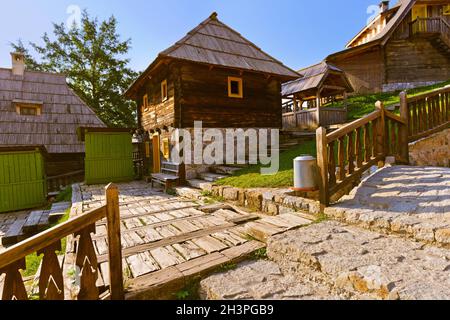 Traditionelles Dorf Drvengrad Mecavnik - Serbien Stockfoto