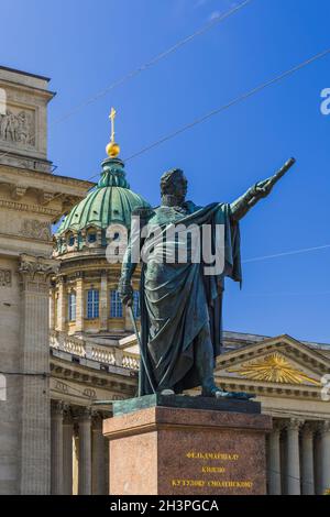 Denkmal für Kutusov und Kasan Kathedrale auf dem Newski prospekt - St.-Petersburg Russland Stockfoto