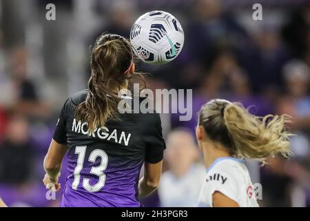 Orlando, USA. Okt. 2021. 29. Oktober 2021: Orlando Pride-Stürmer ALEX MORGAN (13) erhält einen Header während des NWSL-Fußballmatches Orlando Pride gegen Chicago Red Stars am 29. Oktober 2021 im Exploria Stadium in Orlando, FL. (Bild: © Cory Knowlton/ZUMA Press Wire) Bild: ZUMA Press, Inc./Alamy Live News Stockfoto