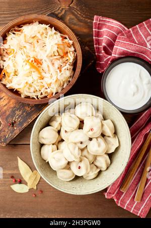 Knödel gefüllt mit Fleisch, Pelmeni, Ravioli, Knödel. Stockfoto