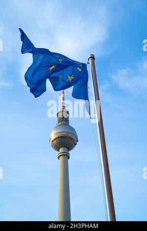 Europäische Flagge und Fernsehturm im Stadtzentrum von Die deutsche Hauptstadt Berlin Stockfoto
