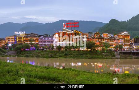 Wulingyuan, China - 27. Mai 2018: Stadt Wulingyuan bei Sonnenuntergang im Tianzi Avatar Mountains Naturpark Stockfoto