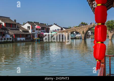 Shanghai, China - 23. Mai 2018: Bootstour auf dem Kanal in der Wasserstadt Zhujiajiao Stockfoto