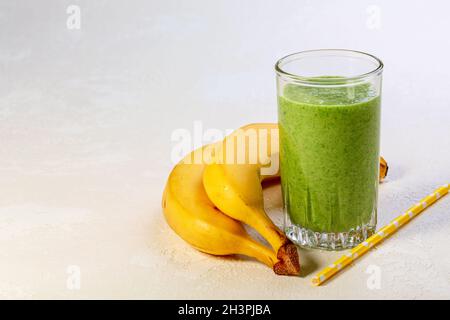 Spinat- und Bananenmoothie mit Hafermilch. Stockfoto