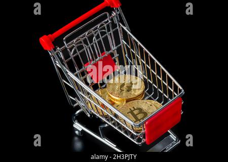 Bitcoins im Warenkorb Stockfoto