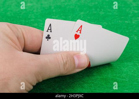 Hand mit Karten spielen im Casino Stockfoto