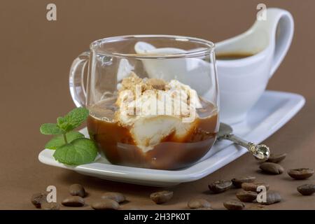 Affogato (italienisch für Ertrunkene) ist ein italienisches Kaffeedessert. Stockfoto