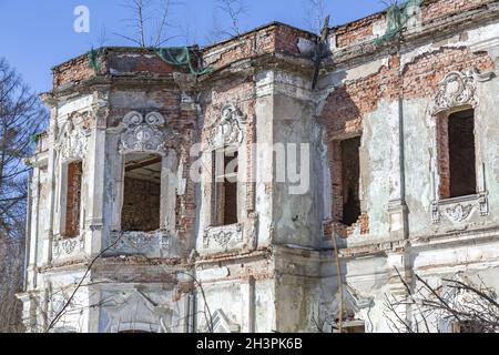 Teil der alten Fassade eines verlassenen Steinhauses Stockfoto