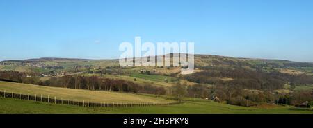 Panoramablick auf das calder Valley in West yorkshire mit dem Dorf midgley und Dod naze umgeben von Feldern, Wäldern und m Stockfoto