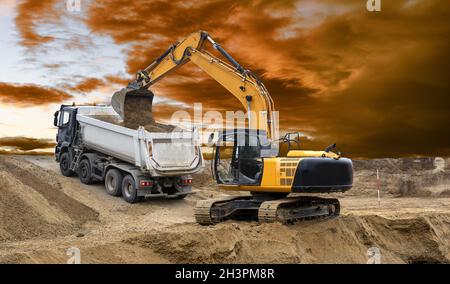 Bagger bei der Arbeit auf der Baustelle Stockfoto
