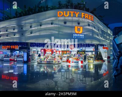Istanbul, Türkei - 27. Oktober 2021: Blick auf den Duty Free Shop am Flughafen Istanbul Stockfoto