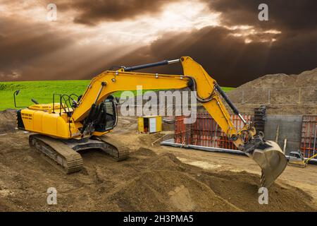 Bagger bei der Arbeit auf der Baustelle Stockfoto