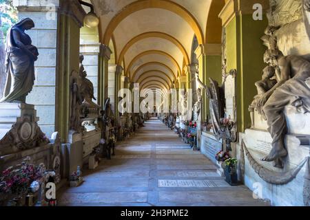 Korridor mit alten Gräbern - Anfang 1800 - befindet sich in Genua Friedhof - Italien Stockfoto