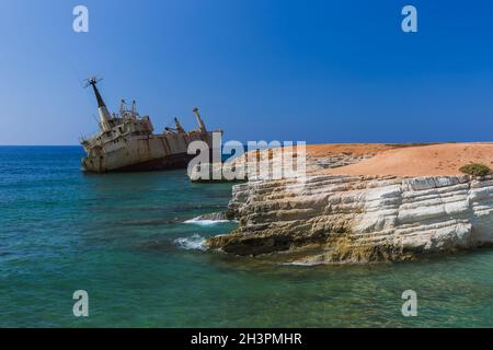 Altes Schiffswrack in Küstennähe - Paphos Zypern Stockfoto