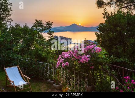 Sonnenuntergang über dem Meer Insel Sveti Stefan, Montenegro Stockfoto