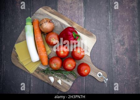 Verschiedene Zutaten zum Kochen italienischer Lasagne auf Holzboden. Draufsicht Stockfoto