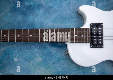 Schöne Vintage weiße E-Gitarre Form auf einem blauen Hintergrund Stockfoto