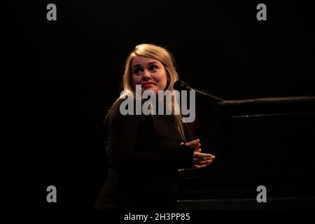 29. Oktober 2021. Toronto, KANADA. Die französisch-kanadische Sängerin Cœur de Pirate (Béatrice Martin) tritt in der Danforth Music Hall auf. Stockfoto