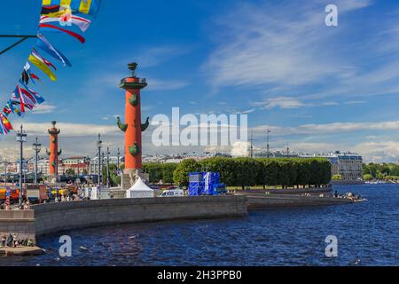 Saint-Petersburg, Russland - 24. Juli 2020: Rostralsäulen und der Fluss Newa Stockfoto