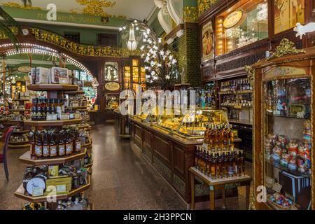 Sankt Petersburg, Russland - 25. Juli 2020: Interieur des Elisejew Emporium (Geschäft der Eliseeff-Brüder) am Newski-Prospekt Stockfoto