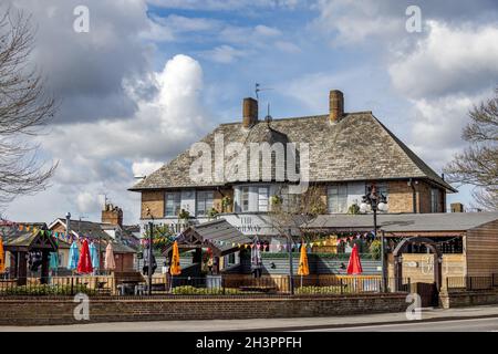 EAST GRINSTEAD, WEST SUSSEX, Großbritannien - APRIL 9 : das öffentliche Haus der Eisenbahn wurde wegen der Pandemie von Covid 19 in East Grinstead auf AP geschlossen Stockfoto