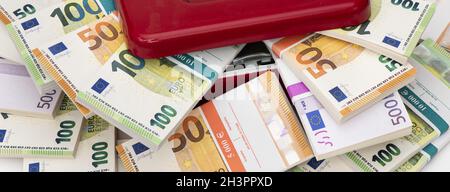 Bundles mit vielen Euro-Banknoten Stockfoto