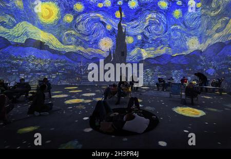 Upper Darby, Usa. Oktober 2021. Museumsbesucher beobachten während der Show eine Projektion von Van Goghs Sternennacht. Van Gogh The Immersive Experience ist eine Projektions-Mapping-Show in einem zweistöckigen Raum im Tower Theatre. Die Show bietet einen 360-Grad-Blick auf einige der beliebtesten Werke von Van Gogh, der Raum verfügt über Kissen, Bänke und Stühle für Museumsbesucher, in denen sie sich während des Aufenthalts entspannen können. (Foto von Aimee Dilger/SOPA Images/Sipa USA) Quelle: SIPA USA/Alamy Live News Stockfoto