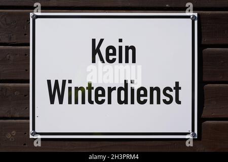 Schild auf einem Weg in Deutschland mit der Aufschrift Nein Winterdienst (kein Winterdienst) Stockfoto