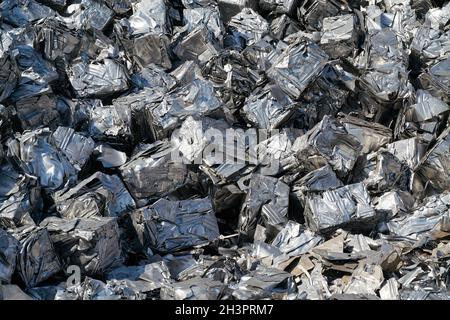 Würfel aus gepresstem Schrott auf einem Schrottplatz im Hafen von Magdeburg in Deutschland Stockfoto