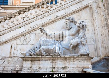 Rom, Italien. Blick auf die Treppe des Palazzo Senatorio von Michelangelo, ein Meisterwerk der Renaissance. Stockfoto