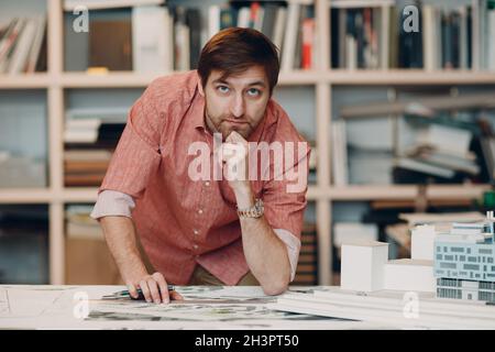 Architekt mit Bauplänen und Layout-Design-Projekt im Bureau of Architecture Stockfoto