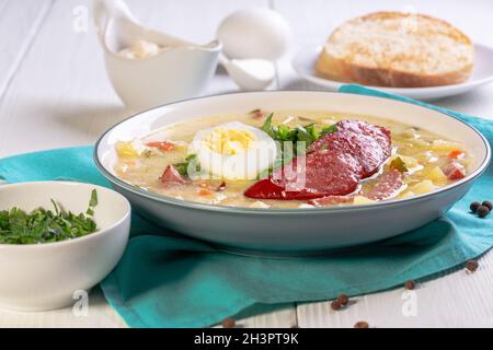 Traditionelles polnisches Weißborscht. Stockfoto