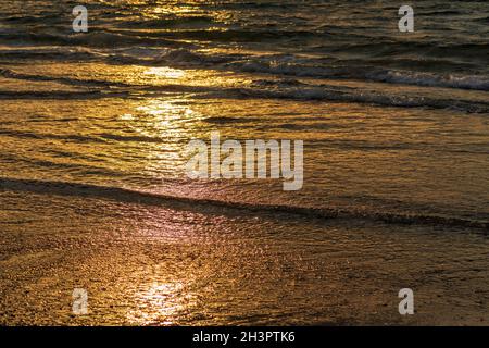 Sonnenuntergang am Mittelmeer. Sonnenstrahlen, die sich im Wasser spiegeln Stockfoto