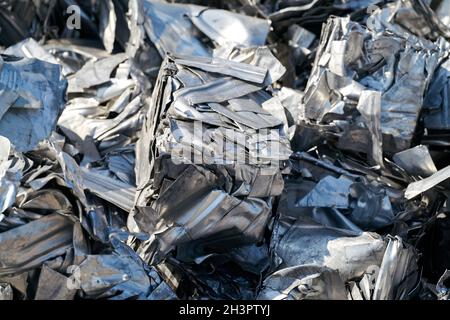 Metallschrott auf einem Schrottplatz im Hafen von Magdeburg in Deutschland Stockfoto