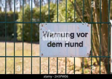 Schild an einem Zaun in deutschland mit der Aufschrift Warnung vor dem Hund Stockfoto