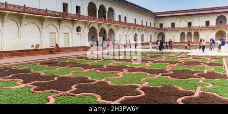 Panorama der Gartengestaltung im Innenhof des Roten Forts in Agra, Indien Stockfoto