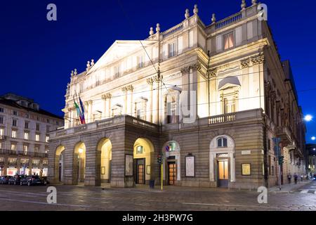 Theater La Scala in Mailand, Italien, bei Nacht. Eines der berühmtesten italienischen Gebäude - 1778. Stockfoto