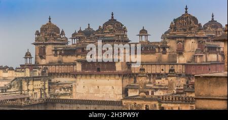 Panorama des historischen Palace Fort Komplexes in Orchha, Indien Stockfoto