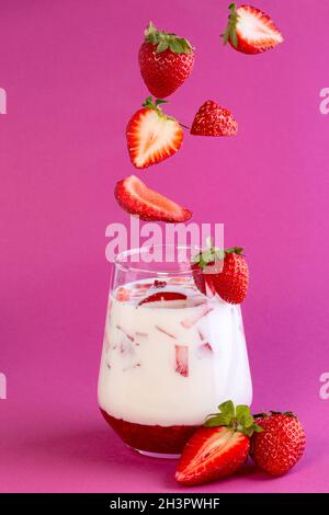 Erdbeermilch in einem Glas. Stockfoto